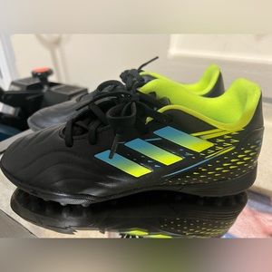 adidas Unisex-Child Copa Soccer INDOOR. Size 4